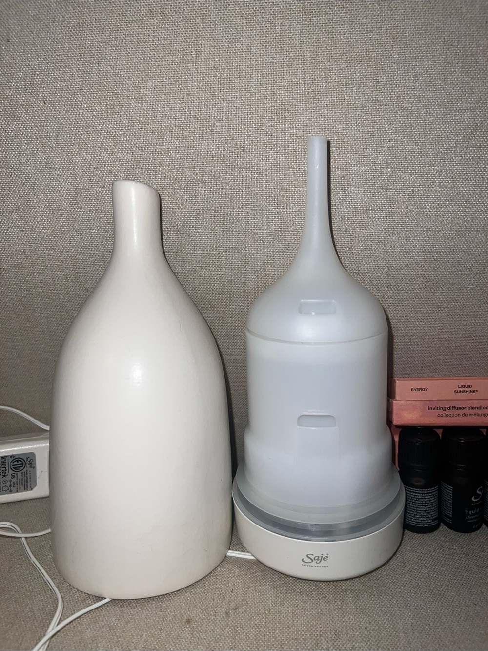 Saje Diffuser + Essential oils - Picture 2 of 3